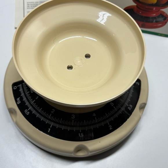 Vintage 70s Cosmo bowl-style food scale, originally purchased from Zellers - Picture 5 of 10